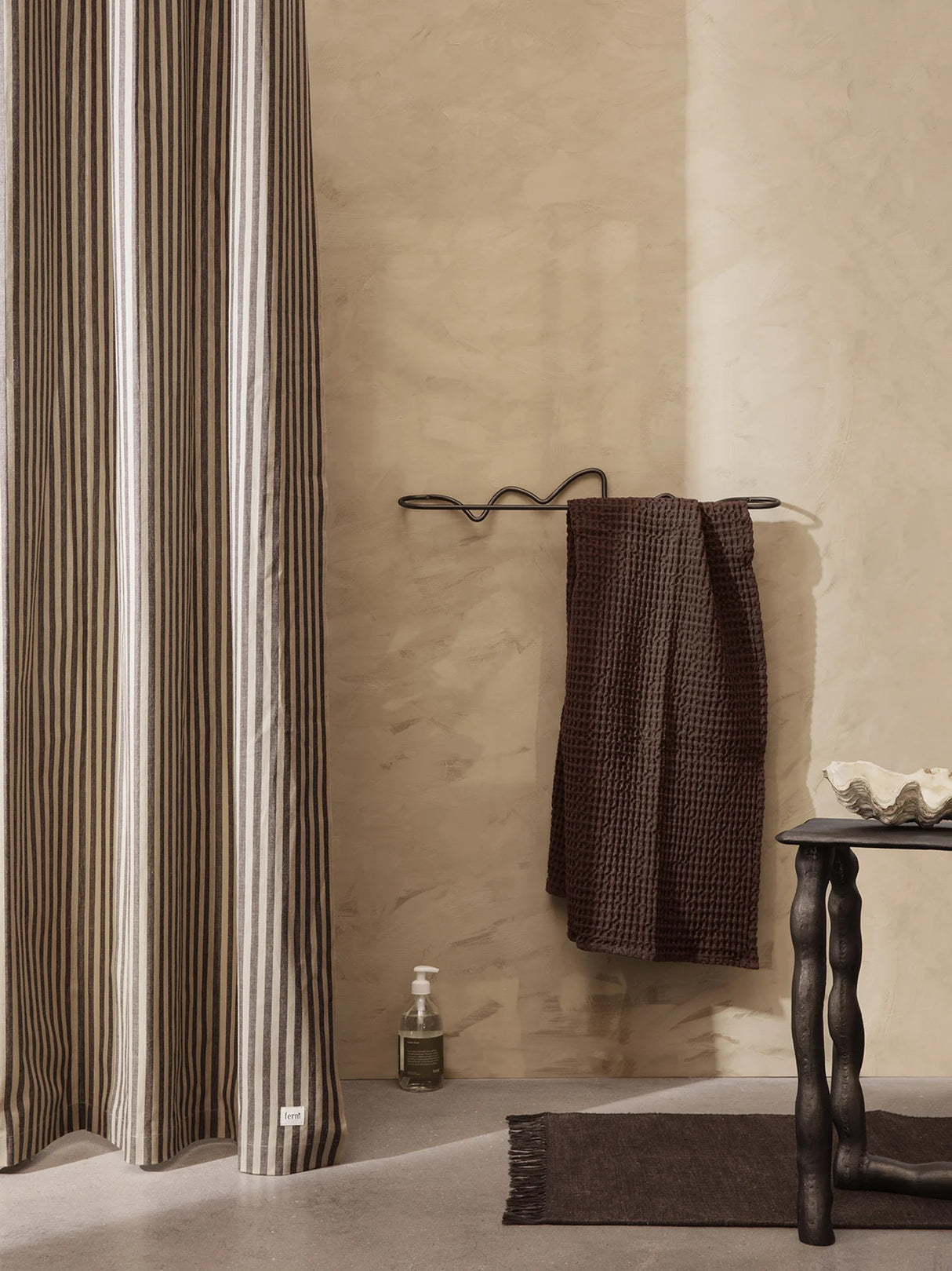 Curvature Towel Bar