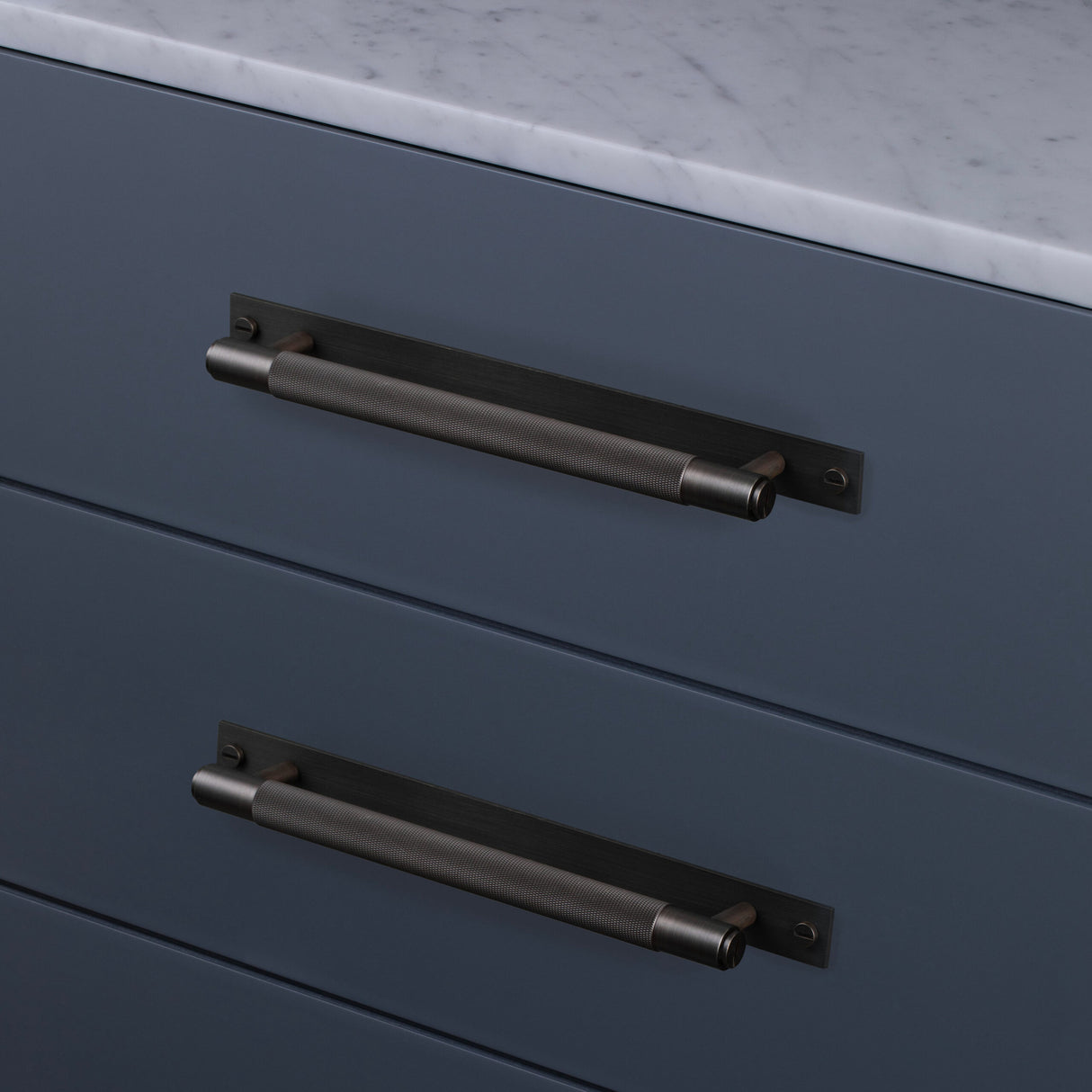 Cross Knurled Bar Cabinet Pull with Plate